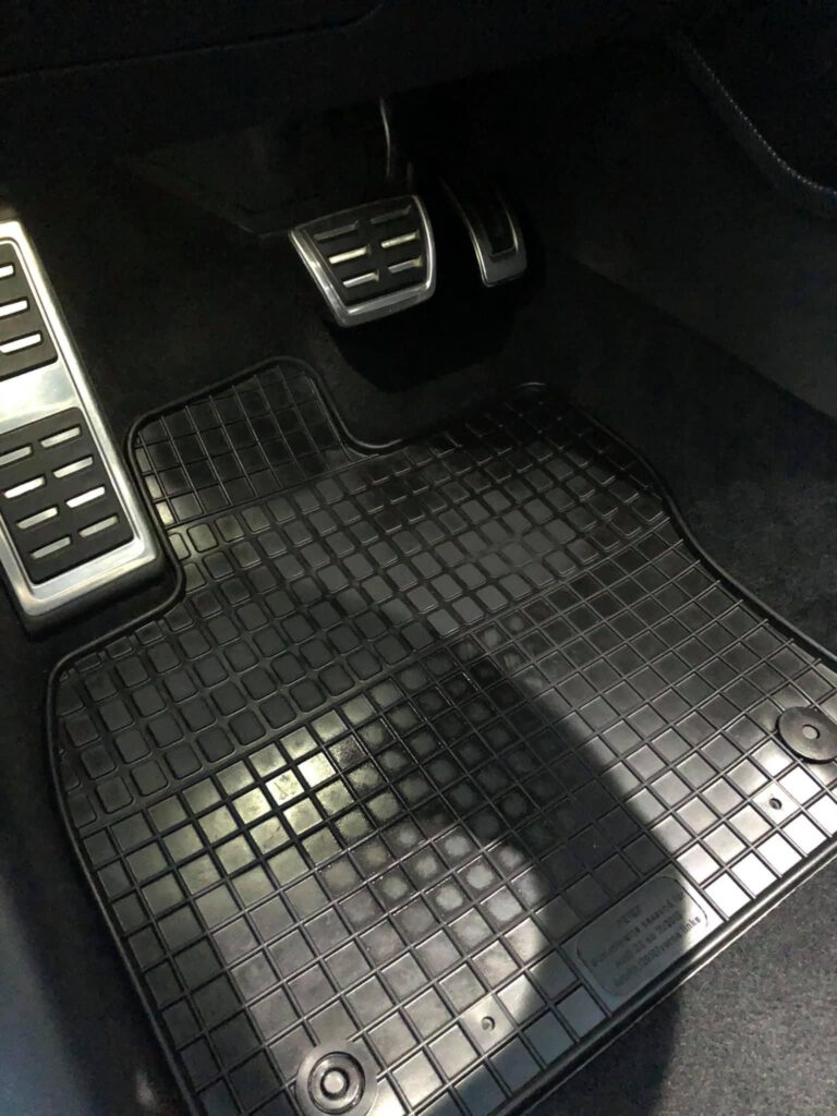 Audi-A2-Fussraum-sauber-nachher-versiegelt